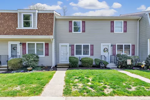 207 Brentwood Dr #207, Wallingford, CT 06492