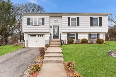 8 Glasgo Rd, Pawcatuck, CT 06379
