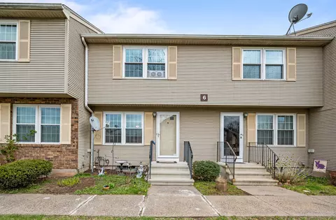 6 Countryside Ln #4, Middletown, CT 06457