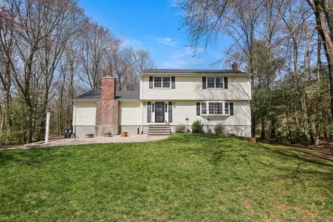 8 Gregory Ln, Simsbury, CT 06070