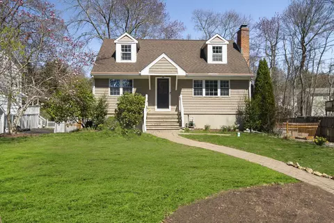 27 Deepwood Ln, Norwalk, CT 06854