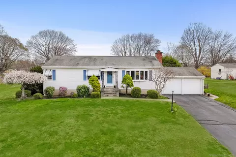 21 Randall Dr, Trumbull, CT 06611