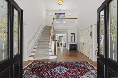 20 Maplewood Dr, Danbury, CT 06811