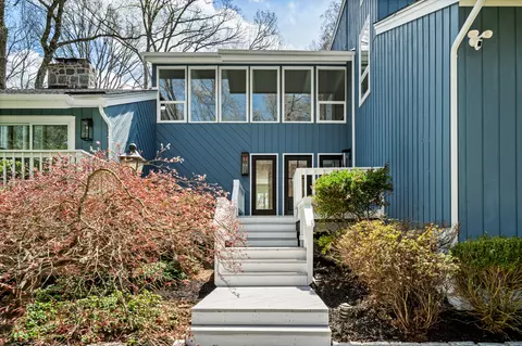 16 Hedge Brook Ln, Stamford, CT 06903