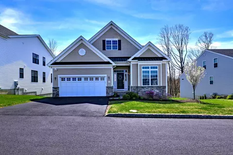 32 Enclave Cir #32, Newtown, CT 06470
