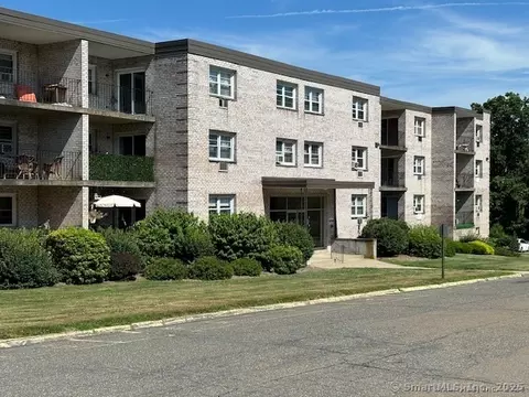 300 Meadowside Rd #206, Milford, CT 06460