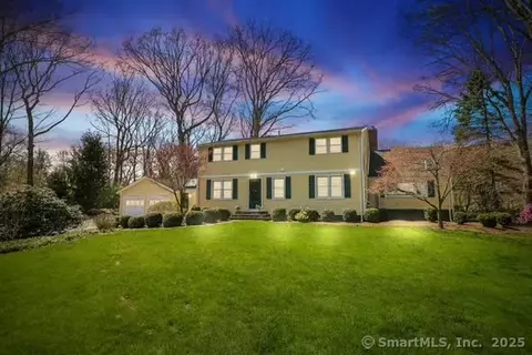 6 Pin Oak Ln, Norwalk, CT 06850