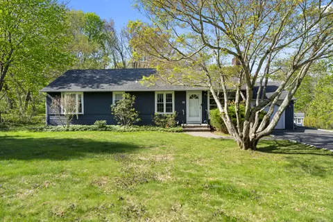 11 Knollwood Dr, Newtown, CT 06470