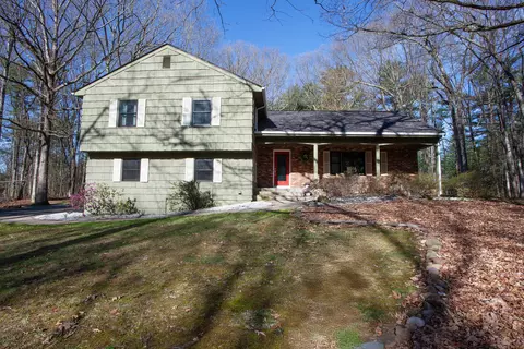 21 Lawton Dr, Simsbury, CT 06070