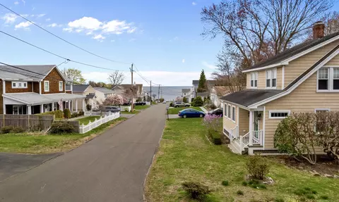 46 Norwood Ave, Milford, CT 06460