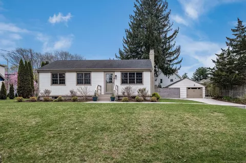 8 Hinckley St, Mystic, CT 06355