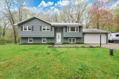 48 Town Line Rd, New Hartford, CT 06057