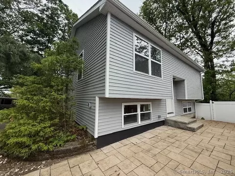 499 Woodlawn Avenue Ext, Bridgeport, CT 06606