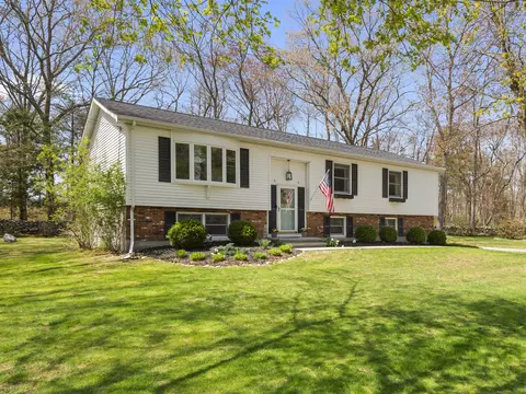 4 Barton Ln, Ledyard, CT 06339