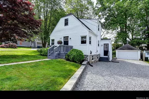 17 1st Ave, Waterford, CT 06385