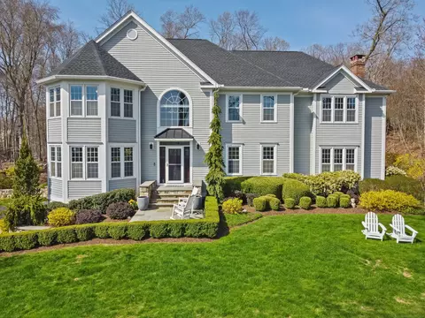 2 Autumn Ridge Rd, Newtown, CT 06470