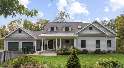 61 Cherry St, Guilford, CT 06437