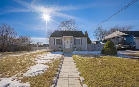 127 Vista Dr, East Haven, CT 06512