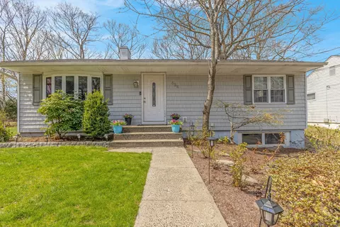 654 Bradley St, East Haven, CT 06512
