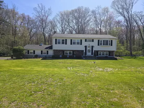 40 Lisa Ln, Uncasville, CT 06382