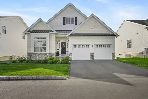 14 Enclave Cir #14, Newtown, CT 06470