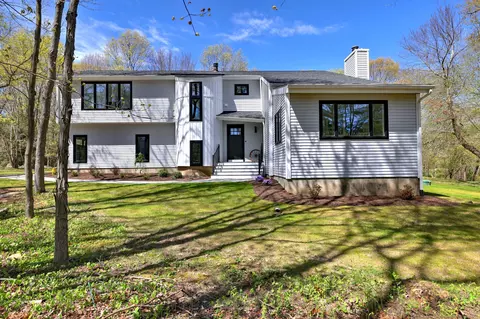 22 Wagon Wheel Dr, Prospect, CT 06712