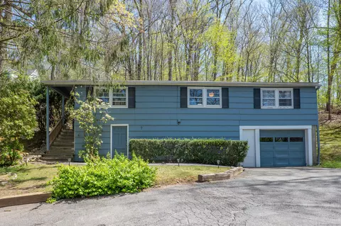 7 Greenwich Dr, Southbury, CT 06488