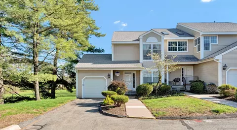 301 Limner Cir #301, Rocky Hill, CT 06067