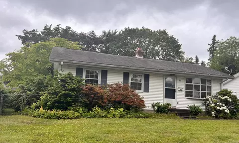 80 Village Cir, Hamden, CT 06514