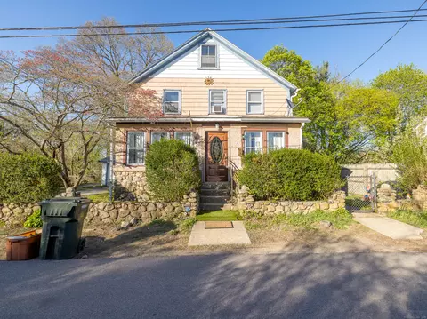 29 Cape Ann Ct, New London, CT 06320