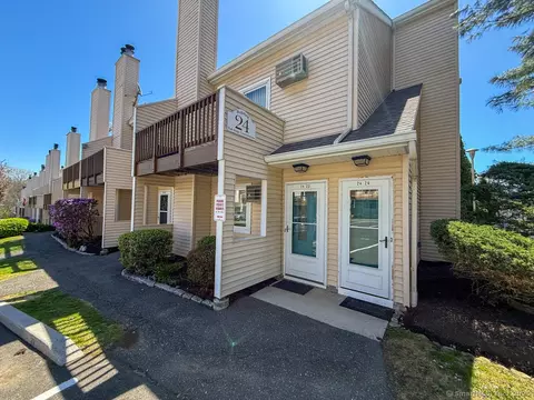 8 Rose Ln #24-23, Danbury, CT 06811