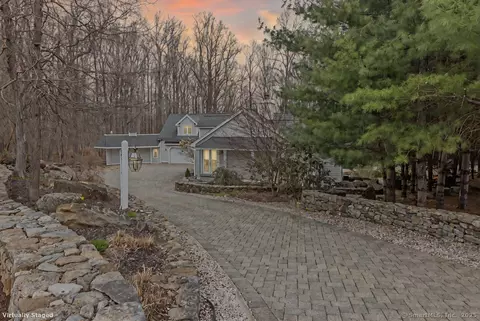34 Fieldstone Ln, Higganum, CT 06441