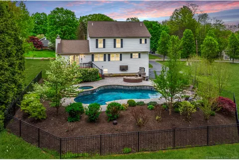 12 Jo Mar Dr, Sandy Hook, CT 06482
