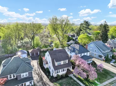67 Quaker Ln N, West Hartford, CT 06119