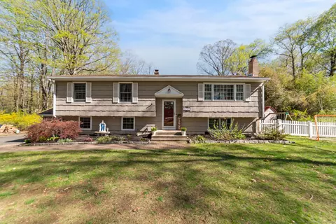 5 Woodlawn Dr, Bethel, CT 06801