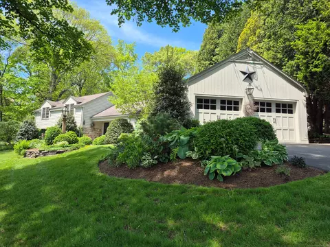 2 Ridgewood Dr, Danbury, CT 06811