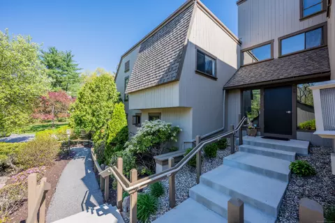 11 Great Meadow Ln #11, Avon, CT 06001