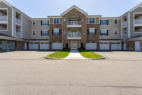 411 Brookside Ct #411, Newtown, CT 06470