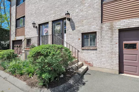 44 Columbus Pl #2, Stamford, CT 06907