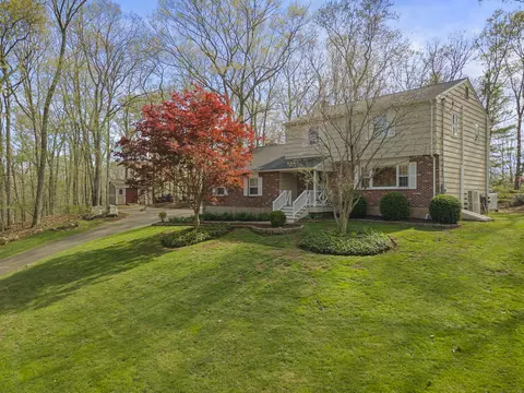 231 Whitethorn Dr, Guilford, CT 06437