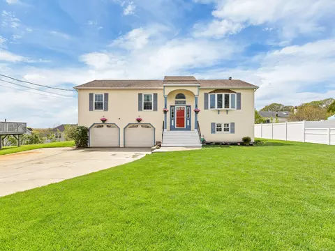 29 Washington Dr, Groton, CT 06340
