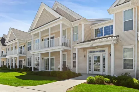 823 Center Meadow Ln #823, Danbury, CT 06810