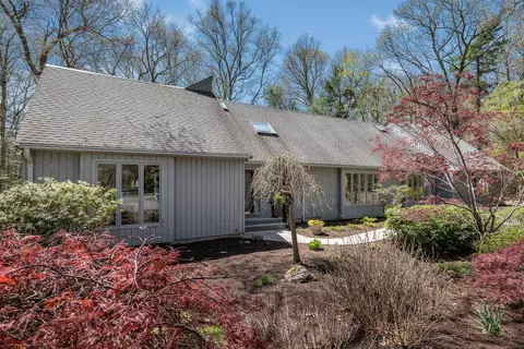 17 Ardsley Way, Avon, CT 06001