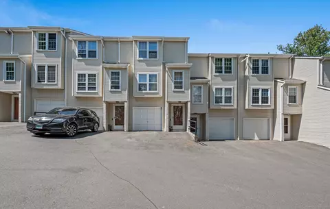 25 Deerwood Ln #8, Waterbury, CT 06704
