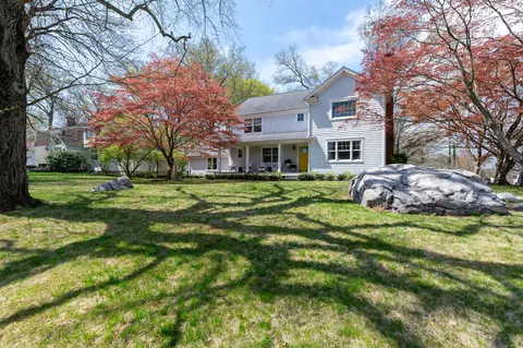 2 Lakeview Dr, Riverside, CT 06878