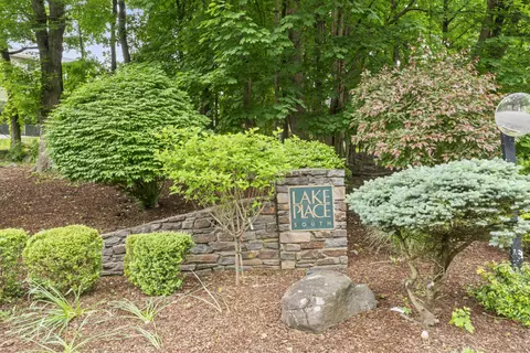 12 Boulevard Dr #21-130, Danbury, CT 06810