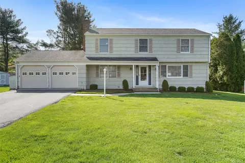 7 Far Horizons Dr, Bethel, CT 06801