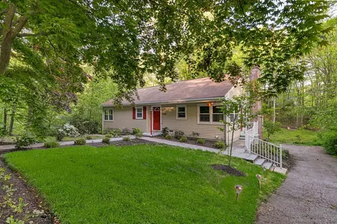 266 Pinewood Trl, Trumbull, CT 06611