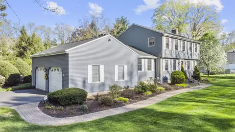 286 Old Farms Rd, Simsbury, CT 06070
