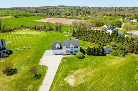 6 Margaret Cir, Pomfret, CT 06259